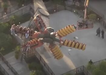 கலிபோர்னியாவில் கேளிக்கைச் சவாரியில் 2 மணிநேரம் சிக்கித்தவித்த 22 பேர்