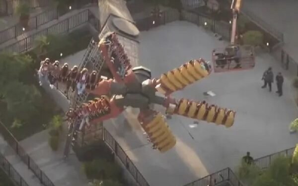 கலிபோர்னியாவில் கேளிக்கைச் சவாரியில் 2 மணிநேரம் சிக்கித்தவித்த 22 பேர்