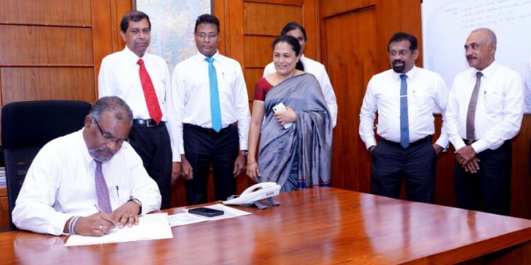 திரு.மகிந்த சிறிவர்தன நிதி அமைச்சின் செயலாளராக மீண்டும் கடமைகளை அரம்பித்தார் 